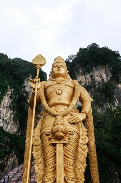 低角度拍摄的主山悬崖附近的基于状态在多云的天空下
